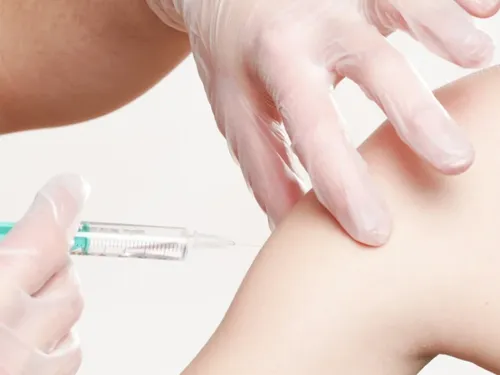 Pass sanitaire : il se fait vacciner sur un faux bras en silicone !